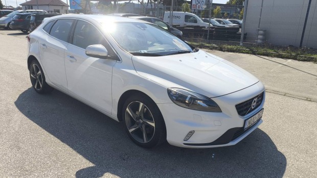 Volvo V40 2.0 [T3] R-Design Momentum ++R-Design...